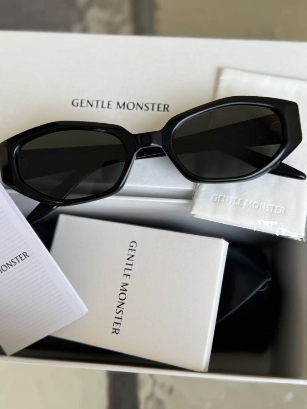 Gentle Monster Miro Black Cat Eye Sunglasses Full Set View 3